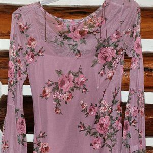 Womens Medium, Light purple dress with roses. Bell Sleeve